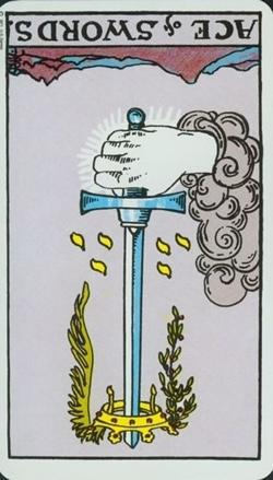 宝剑首牌逆位他想复合吗？宝剑一逆位复合有望吗？